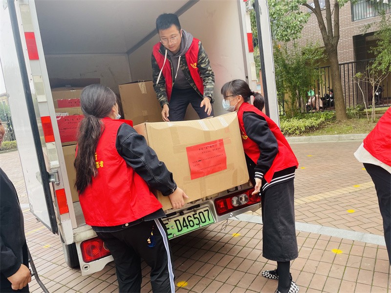 情牵大凉山，温暖“益”童行 ——香堤澜湾幼儿园党支部开展“幸福益童行”爱心捐赠活动