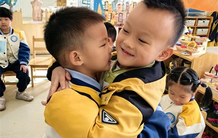 “朋友交换日”温情启幕，跨班互动解锁友谊新玩法